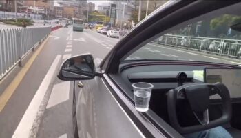 teslanin otonom surus sistemi fsd ile ilginc su dolu bardak testi Zzl9IfX3