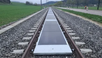 demiryolu hatti uzerine gunes enerjisi santrali kuruldu a6YBvhRN