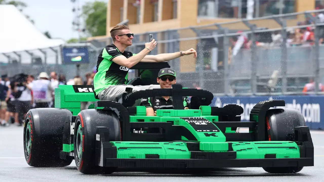 Formula 1 pilotları, LEGO araçlarla yarıştı! 1 formula 1 pilotlari lego araclarla yaristi 0 8wZHksBR