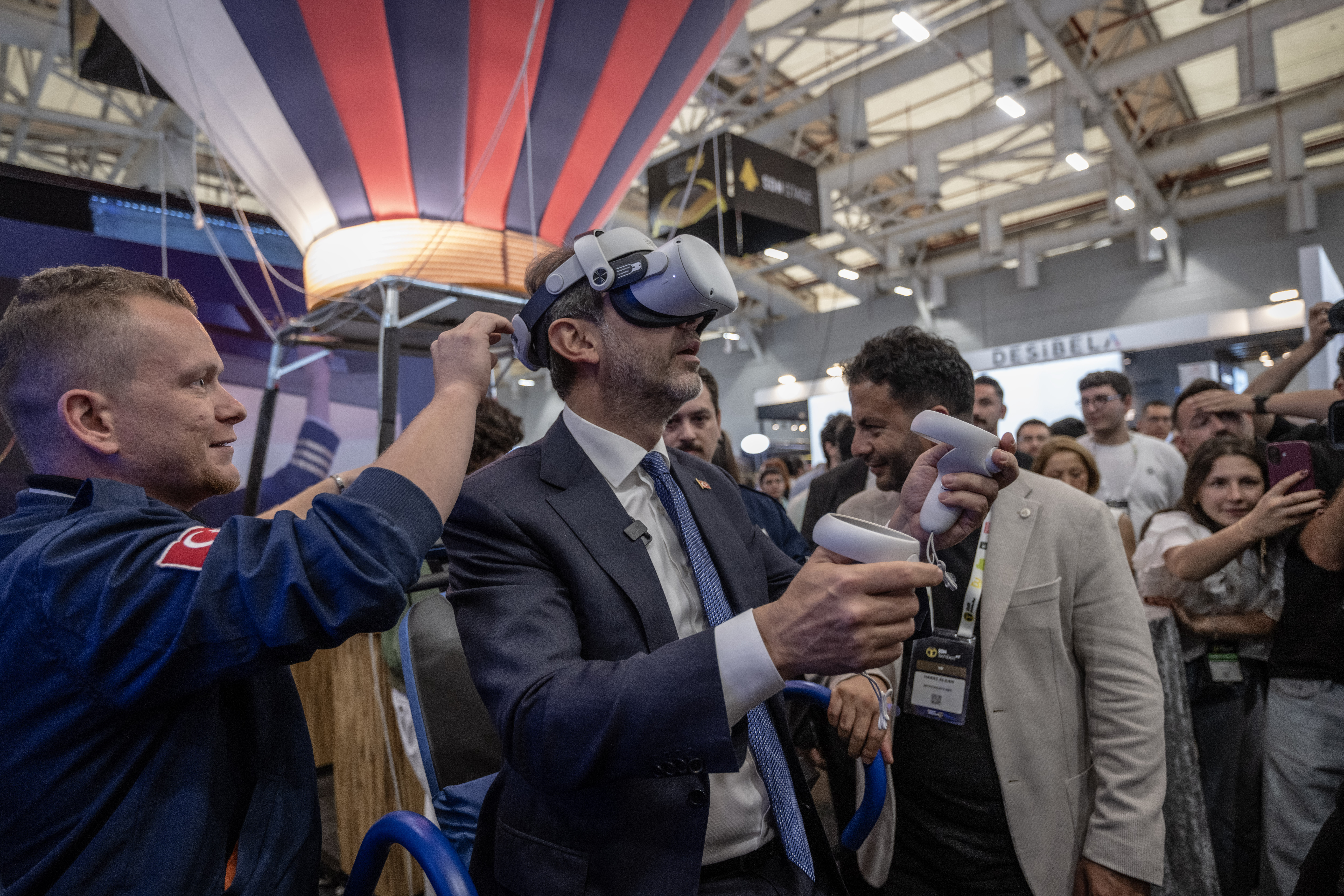 bakan bayraktar sdn tech expoda konustu yenilenebilir enerji yatirimlari hizlaniyor 1 TpeUCg7v