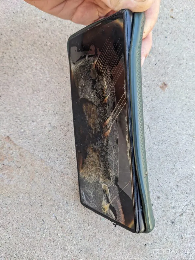 Google’ın uygun fiyatlı telefonu şarj sırasında eridi! 1 googlein uygun fiyatli telefonu sarj sirasinda eridi 0 NTE2mqGd