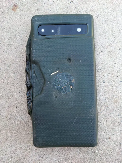 Google’ın uygun fiyatlı telefonu şarj sırasında eridi! 2 googlein uygun fiyatli telefonu sarj sirasinda eridi 1 7a4dhQB6