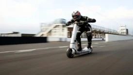 bu elektrikli scooter 160 kms hiza ulasabilir klWIelG5