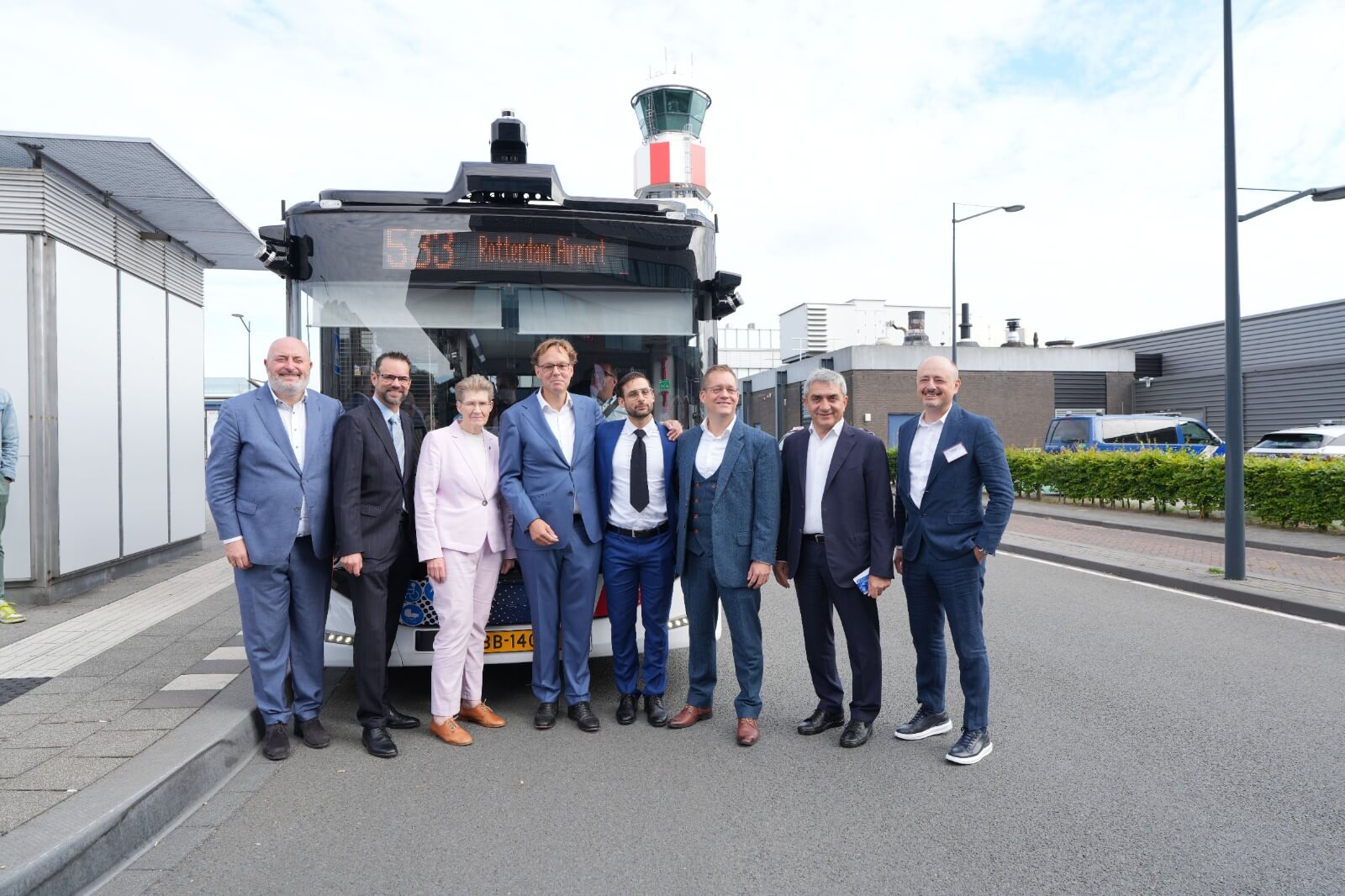 Otonom e-ATAK, Rotterdam Havalimanı’nda yolcu taşımaya başladı 1 otonom e atak rotterdam havalimaninda yolcu tasimaya basladi 0 ZEVlfKVY