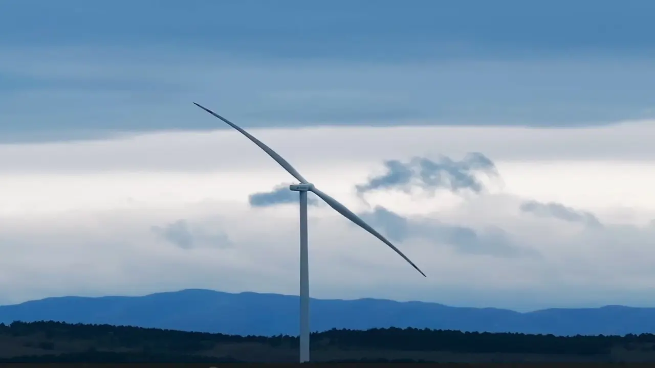 cinliler iki kanatli ruzgar turbini yapiyor 0 WYW32YcA