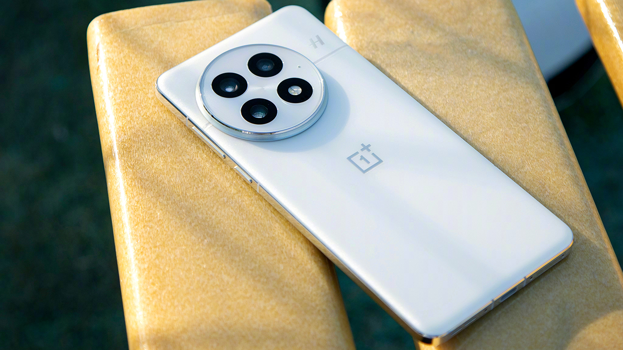 oneplus 15 geliyor 165hz ekran ve yeni renk secenegi 0