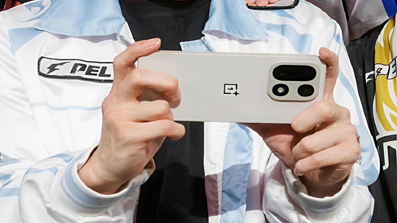 OnePlus 15 kanlı canlı görüntülendi! 1 oneplus 15 kanli canli goruntulendi 0 m5j4nqb8