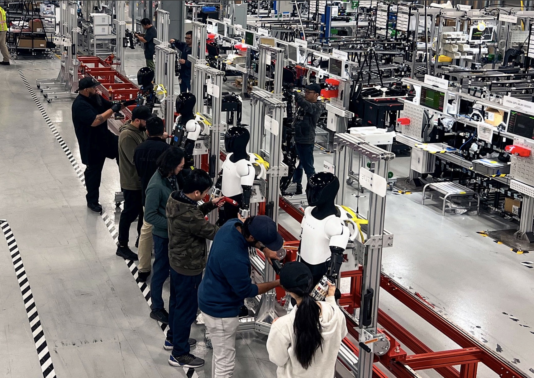 tesla fabrikalarina 1000 insansi robot yerlestirdi 1 GugjHNJc
