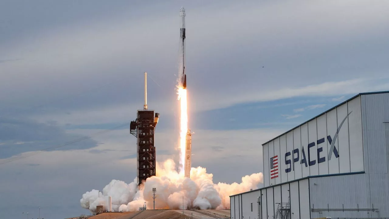 SpaceX’den Çılgın Proje: 1 Milyon Uydu!